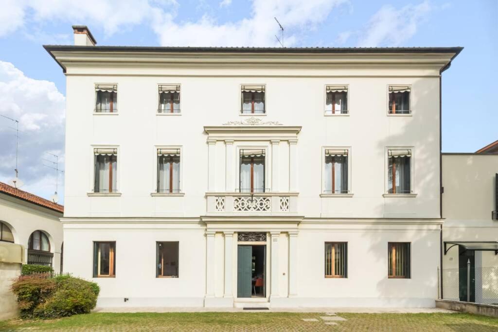 Dadahome Elegante Appartamento Vicino Al Centro Тревизо Екстериор снимка