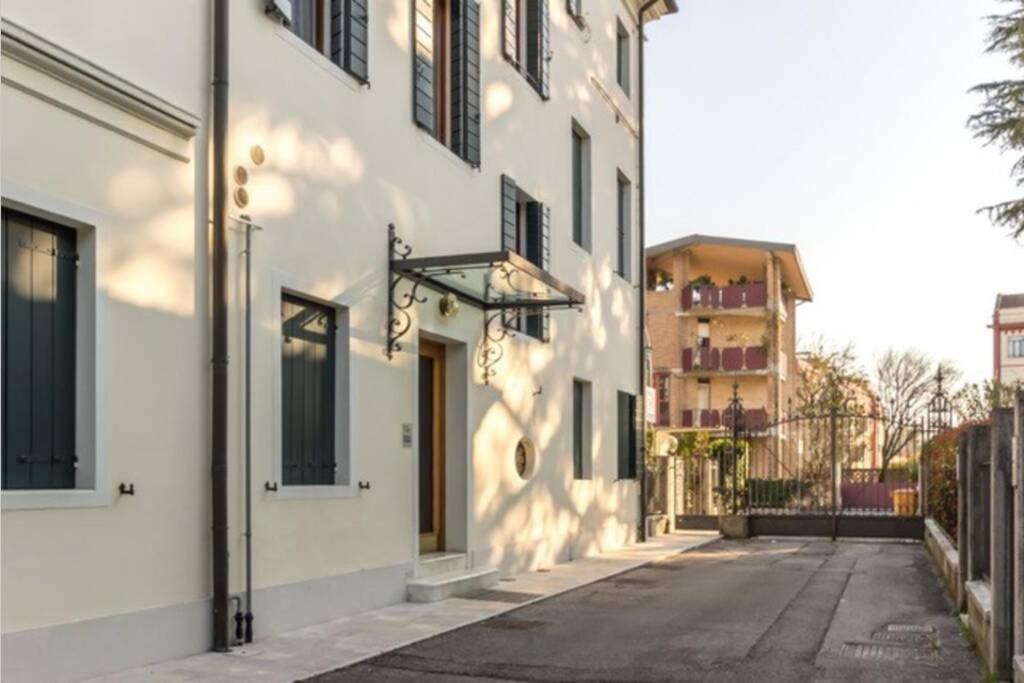 Dadahome Elegante Appartamento Vicino Al Centro Тревизо Екстериор снимка